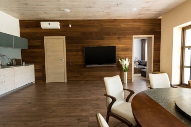 iç modern mutfak ve yemek odası masa, sandalye ve Tv ile ayarla