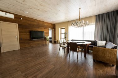 modern yemek odası masa, sandalye, kanepe ve Tv ile iç görünümü ayarlama