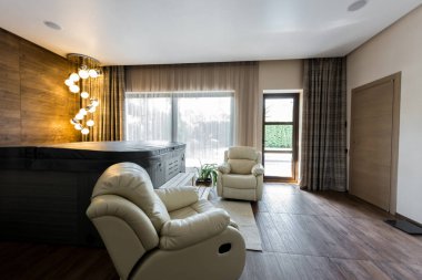 koltuklar ve kapalı jakuzi spa ve boş modern oda içi