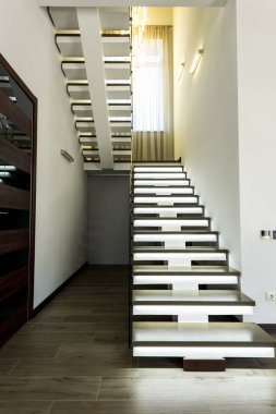 boş modern merdiven ve koridor iç görünümü  
