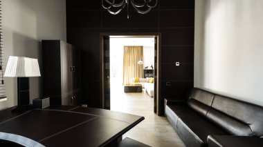 iç oturma odası, ev ofis kanepe ve tablo görünümünden