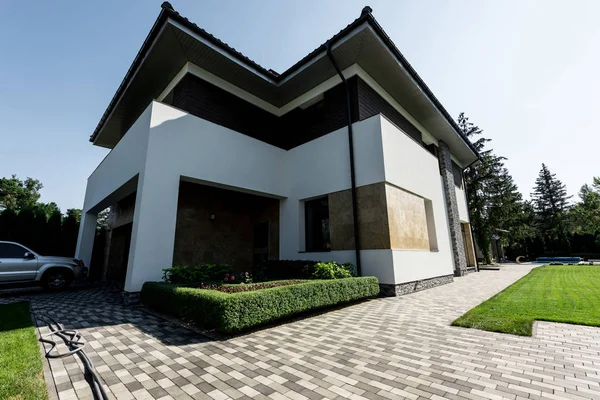 Park araba ile yeni modern ev dış