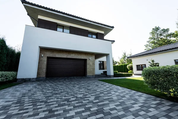 Fassade Des Neuen Modernen Hauses Mit Leerem Parkplatz Und Rasen — Stockfoto