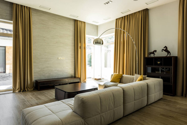Interieur Van Lege Moderne Woonkamer Met Sofa Grote Ramen Met — Stockfoto