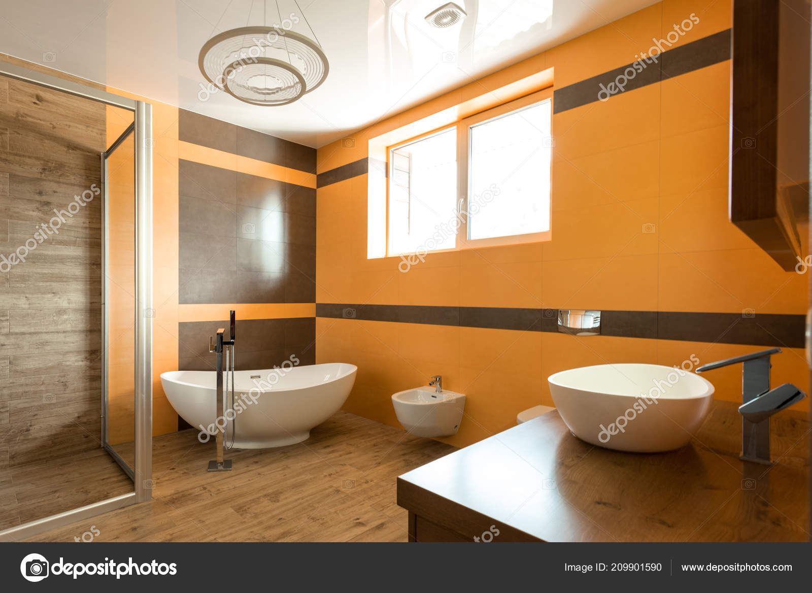 Moderno diseño interior de baño en la casa. — Foto de stock © Y