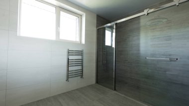 gri renkli cam duş boş banyo iç