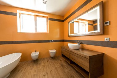 modern banyo turuncu ve beyaz renklerde iç 