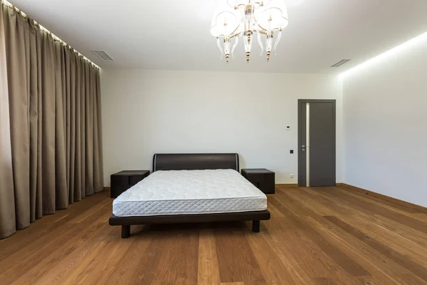 Interior Dormitorio Vacío Con Cortinas Colchón Cama —  Fotos de Stock