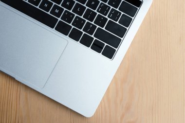 dizüstü bilgisayar klavyesi üstten görünüm ahşap tablo