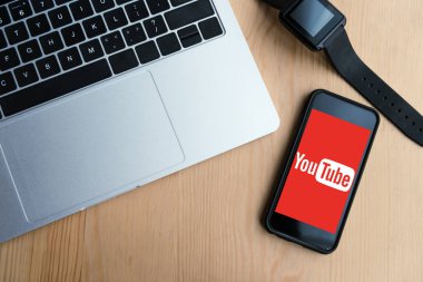 ekran üzerinde laptop, smartwatch ve smartphone youtube Web sitesi ile üstten görünüm