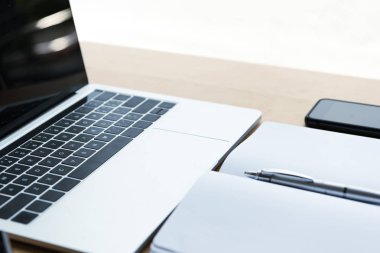 boş defter kalem, smartphone ve dizüstü bilgisayar ile yakından görmek tablo