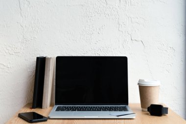 dizüstü bilgisayar, akıllı telefon, smartwatch ve ahşap masa kahve