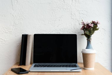 boş ekran, smartphone ve ahşap masa kahve ile dizüstü bilgisayar 