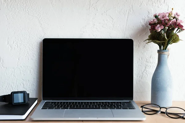 Laptop Blank Screen Smartwatch Notebook Eyeglasses Flowers Vase Table — Stock Photo, Image