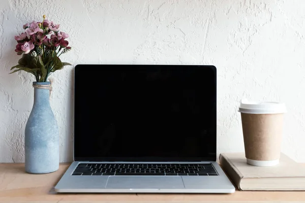 Portátil Con Pantalla Blanco Flores Jarrón Libro Café Para Mesa — Foto de Stock