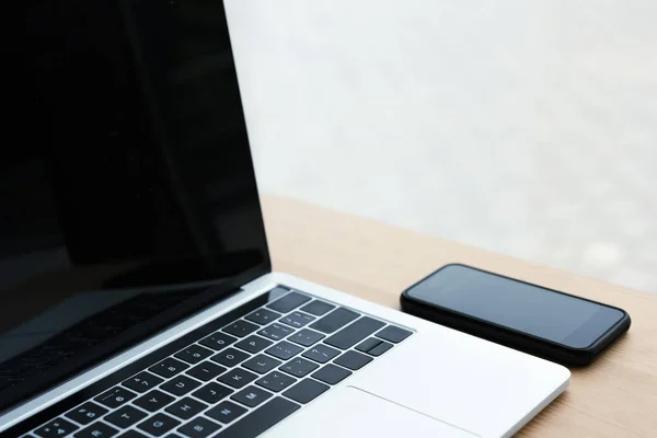 Laptop Ahşap Masa Üzerinde Siyah Ekranı Ile Smartphone — Ücretsiz Stok Fotoğraf