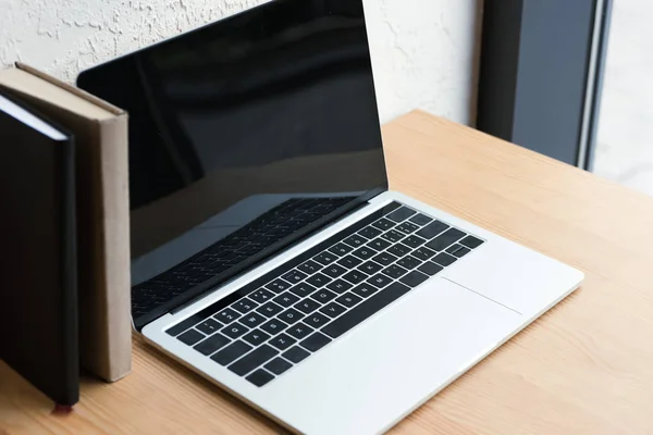 Närbild Laptop Med Blank Skärm Och Böcker Träbord — Stockfoto