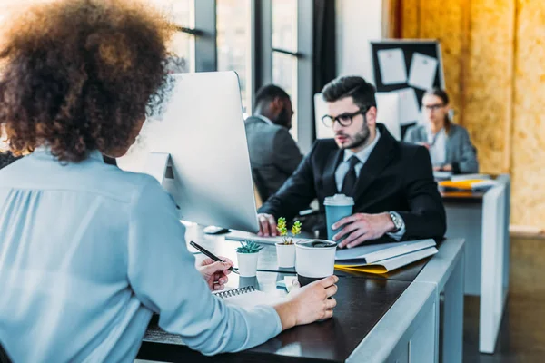 Mångkulturella Företagare Med Koppar Kaffe Office — Stockfoto