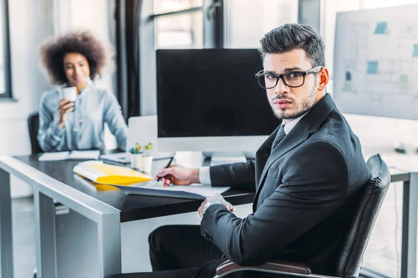 Guapo Hombre Negocios Mirando Cámara Oficina — Foto de stock gratuita