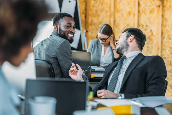 Lachende Multiculturele Zakenlieden Praten Office — Gratis stockfoto