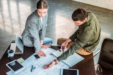 bir şey işkadını için blueprint gösterilen işadamı yüksek açılı görünüş