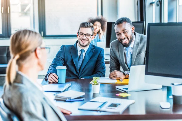 Усміхнені Мультикультурні Бізнесмени Дивляться Колегу Офісі — стокове фото