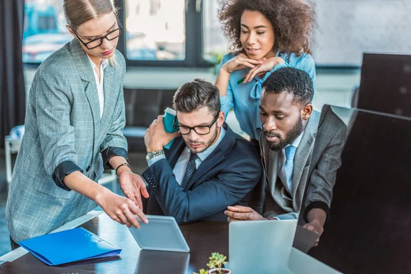 Empresarios Multiculturales Mirando Tableta Oficina — Foto de Stock