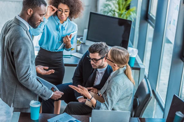 Mångkulturella Företagare Har Konversation Office — Stockfoto