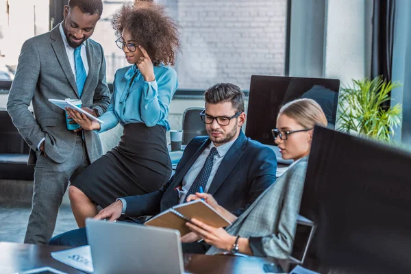 Unga Mångkulturella Kollegor Arbetar Kontor — Stockfoto