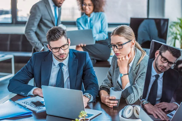 Mångkulturella Företagare Tittar Bärbara Datorer Arbetsytan — Stockfoto