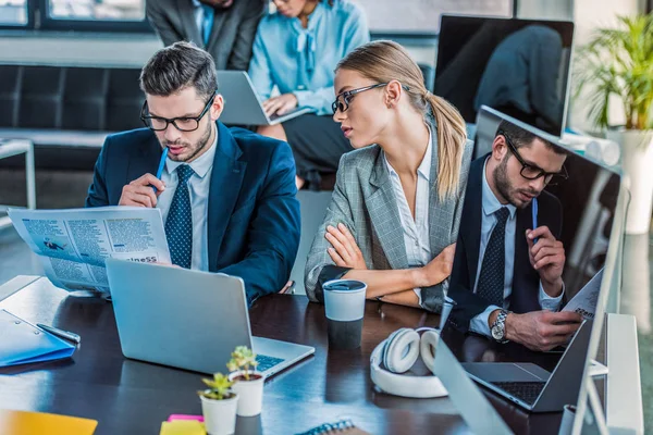 Empresario Mujer Negocios Mirando Documentos Oficina — Foto de Stock