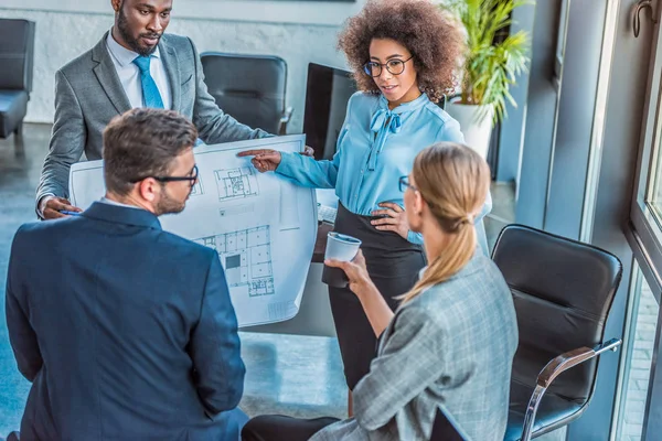 Multikulti Unternehmer Schauen Sich Blaupause Amt — Stockfoto