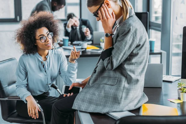 Beautiful Multicultural Businesswomen Talking Office — Stock Photo, Image