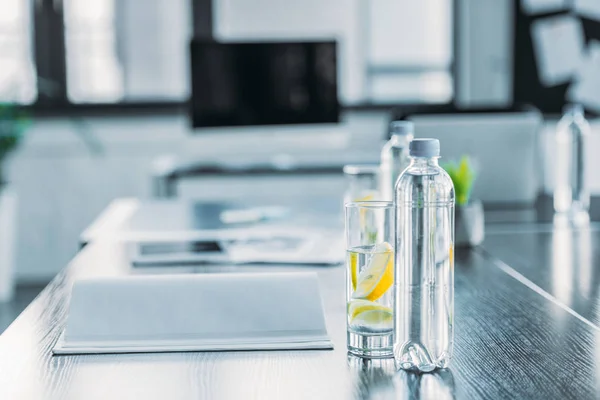 Flessen Glazen Met Antioxidant Drink Voor Zakelijke Bijeenkomst Kantoor — Stockfoto