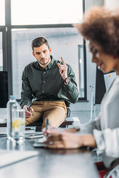 Caucasian Businessman Showing One Finger African American Businesswoman Office — Free Stock Photo