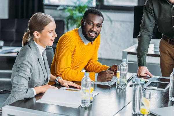 Sonrientes Empresarios Multiculturales Mesa Espacio Trabajo —  Fotos de Stock