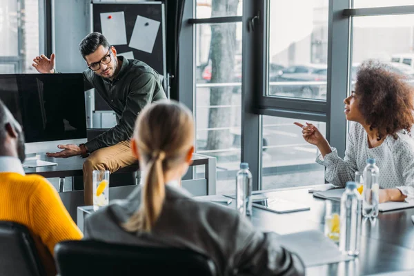 Zakenman Tonen Iets Een Computerscherm Tijdens Bijeenkomst Office — Stockfoto