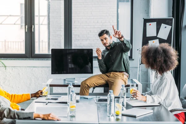 Zakenman Met Idee Gebaar Tijdens Bijeenkomst Office — Stockfoto