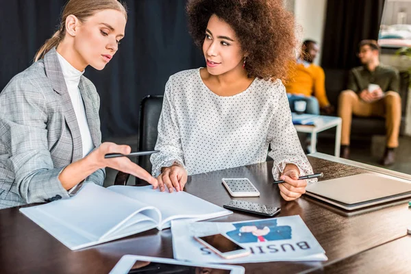 Multicultural Businesswomen Talking Documents Office — Stock Photo, Image