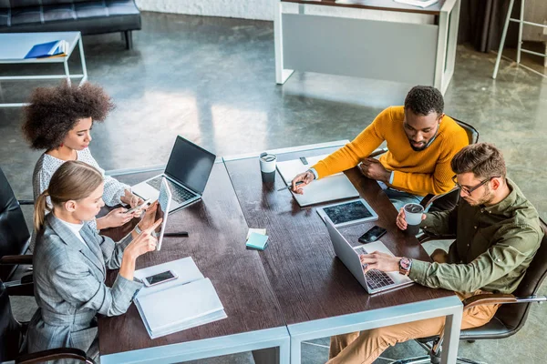 Vista Ángulo Alto Los Empresarios Multiculturales Utilizando Gadgets Oficina — Foto de Stock