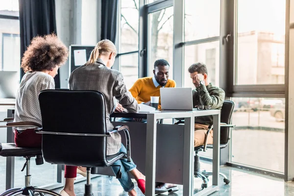 Nadenkend Multiculturele Ondernemers Tijdens Bijeenkomst Office — Stockfoto