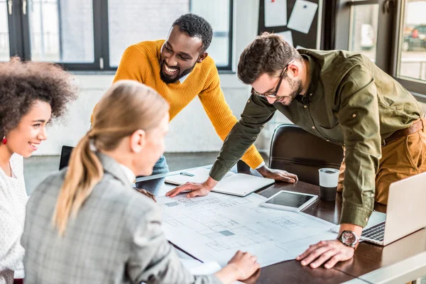 Glad Mångkulturella Företagare Med Blueprint Office — Stockfoto