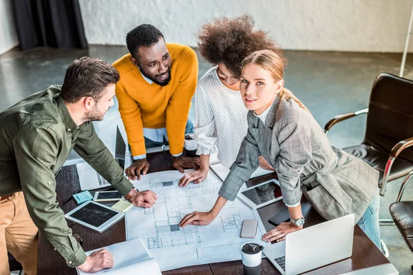 Hög Vinkel Syn Mångkulturella Företagare Arbetar Med Blueprint Office — Stockfoto