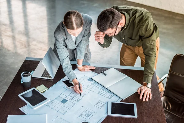 High Angle View Businesswoman Showing Something Blueprint Businessman — Stock Photo, Image