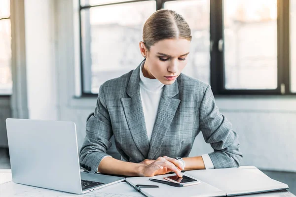 Piękna Businesswoman Pomocą Smartfona Biurze — Zdjęcie stockowe