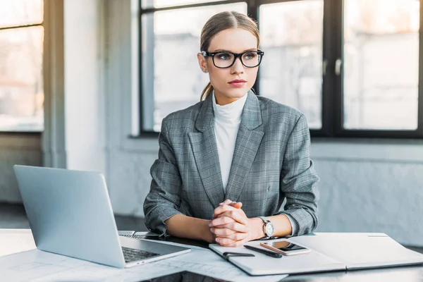 Businesswoman Sitting Table Office Looking Away — Stock Photo, Image