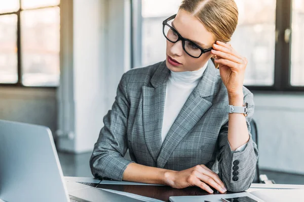 Businesswoman Glasses Looking Laptop Office — Free Stock Photo