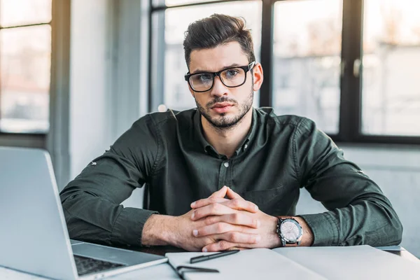 Uomo Affari Seduto Tavola Ufficio Guardando Fotocamera — Foto stock gratuita