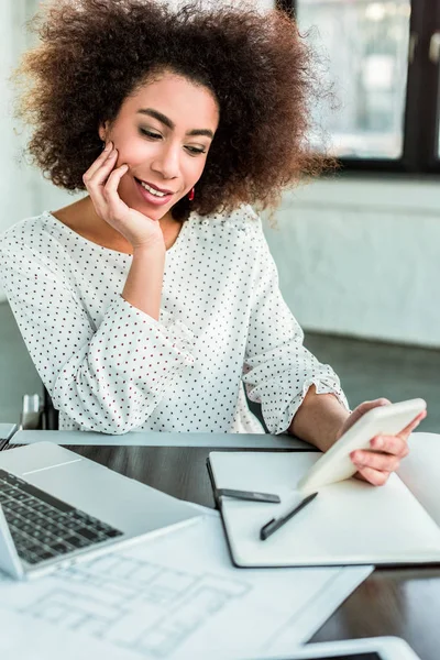 Mujer Negocios Afroamericana Usando Smartphone Oficina —  Fotos de Stock