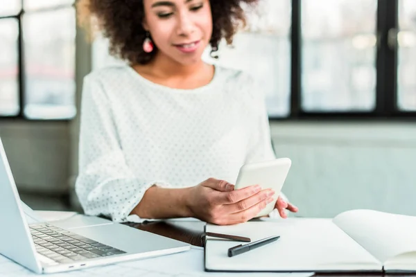 Afrikanisch Amerikanische Geschäftsfrau Nutzt Smartphone Büro — Stockfoto